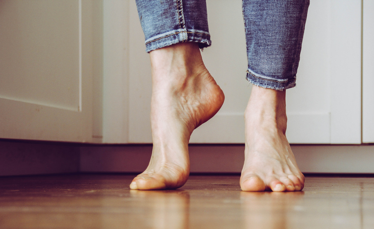 cómo quitar el mal olor de los pies con remedios caseros
