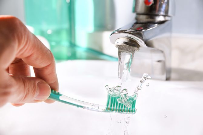 consejos para limpiar tu cepillo de dientes con productos caseros y naturales