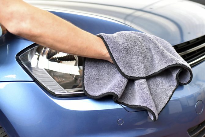 cómo limpiar los faros del carro con trucos caseros