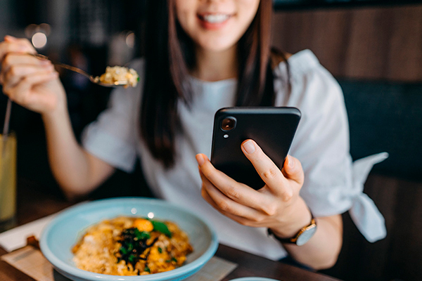 Usar celular durante la comida