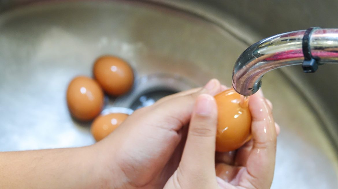 El huevo se lava