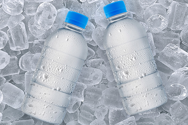 Por qué no debes dejar una botella llena de agua en el congelador
