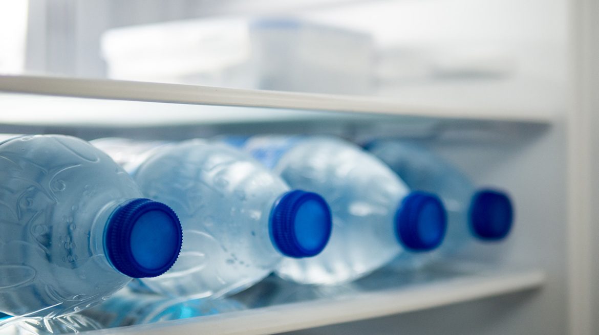 Por qué no debes dejar una botella llena de agua en el congelador