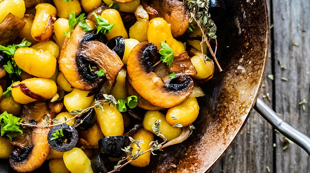 Pasta con campiñones y cebolla caramelizada