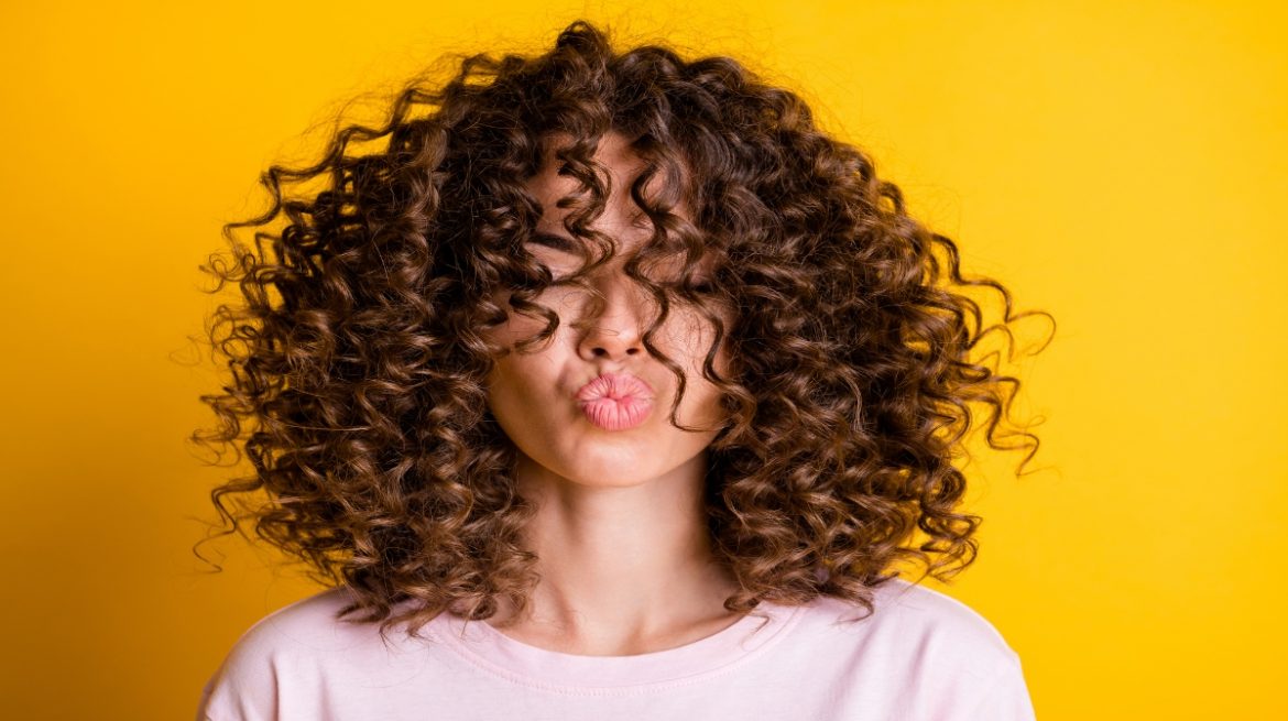 Obtén rizos espectaculares con agua de cáscara de huevo