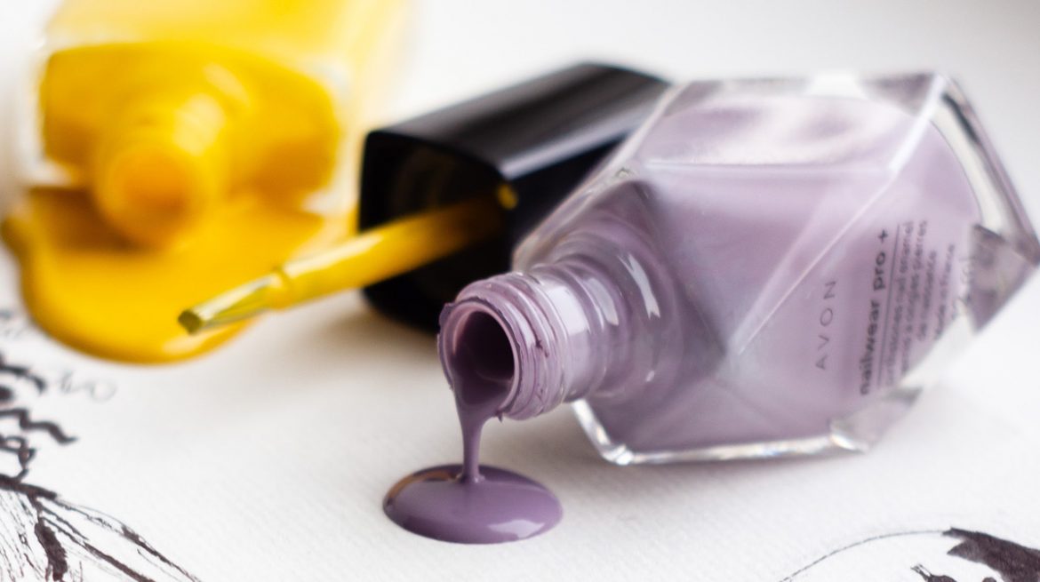 Cómo quitar el esmalte de uñas de la ropa sin dañarla: remedios caseros