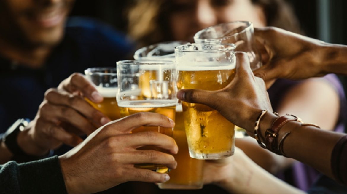 Siete trucos para no emborracharte y evitar la molesta resaca