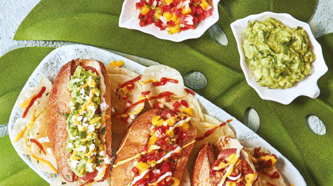 Hot dog mexicano con guacamole