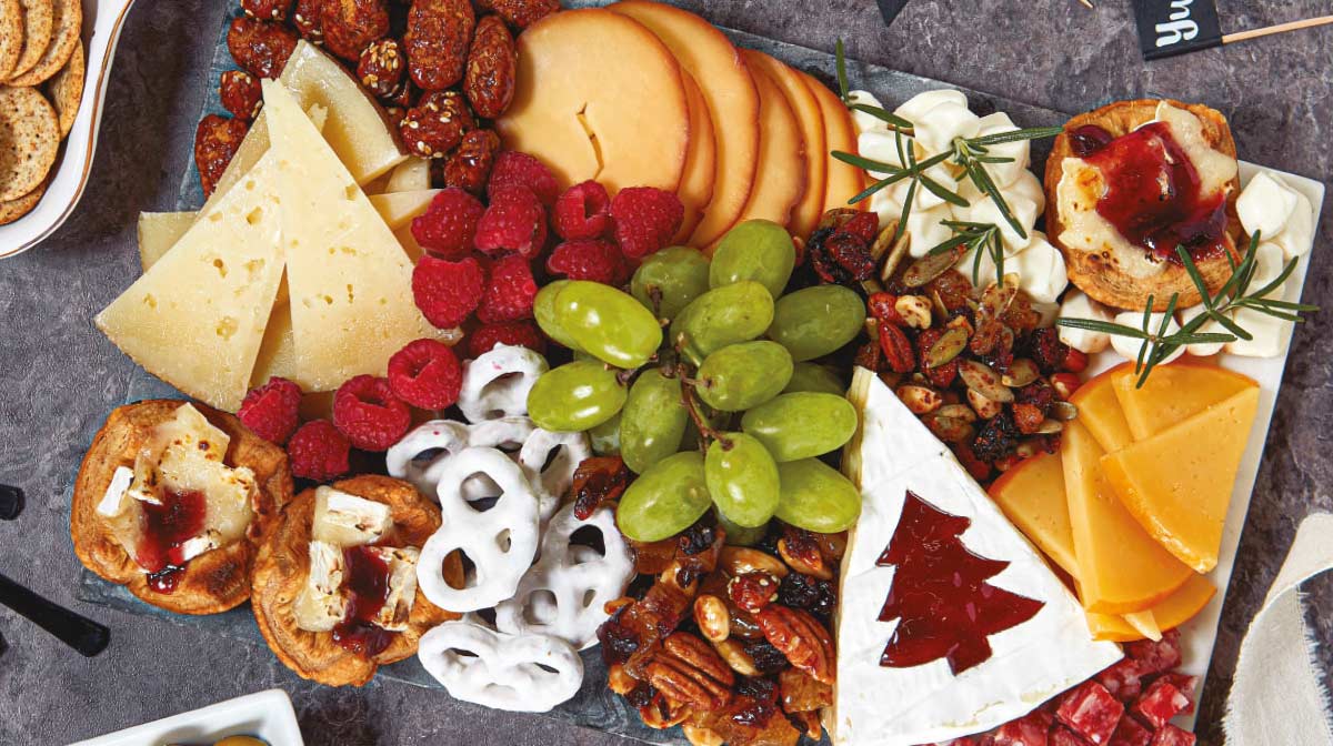 tabla de quesos y carnes frías para comenzar tu celebración navideña